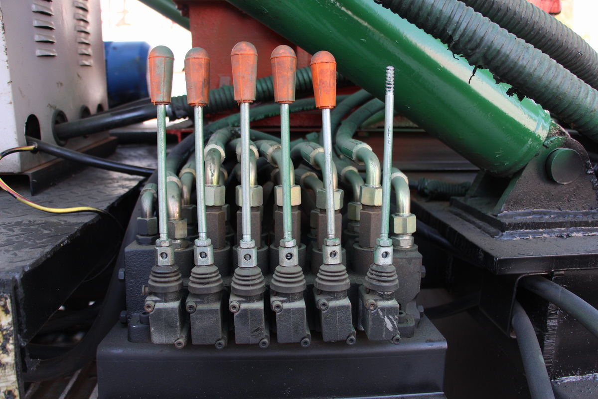 7寸鋼(gang)履帶反循環鑽機(ji)